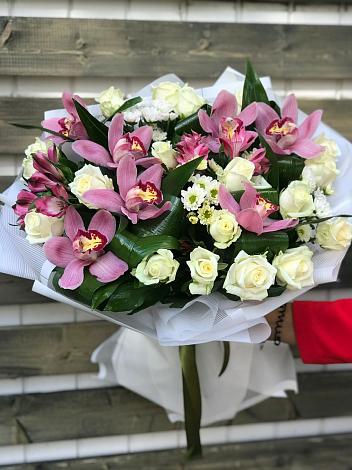 Букет цветов из: Розы и Хризантемы в Новой Чигле
