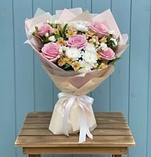 Букет цветов из:  Гвоздики, Орхидеи и Розы в Новой Чигле