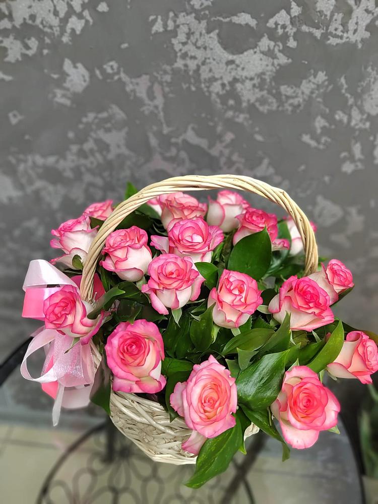 Цветочная композиция из Розы в корзине в Новой Чигле