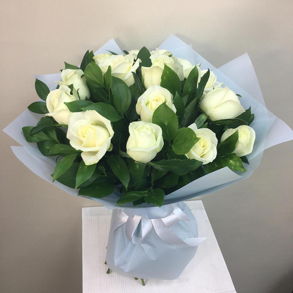 Букет 15 Белых роз Проуд в Новой Чигле