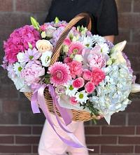 Композиция солнечный день в Новой Чигле Цветочная композиция из Розы, Хризантемы, Пионы и Лизиантусы в корзине в Новой Чигле