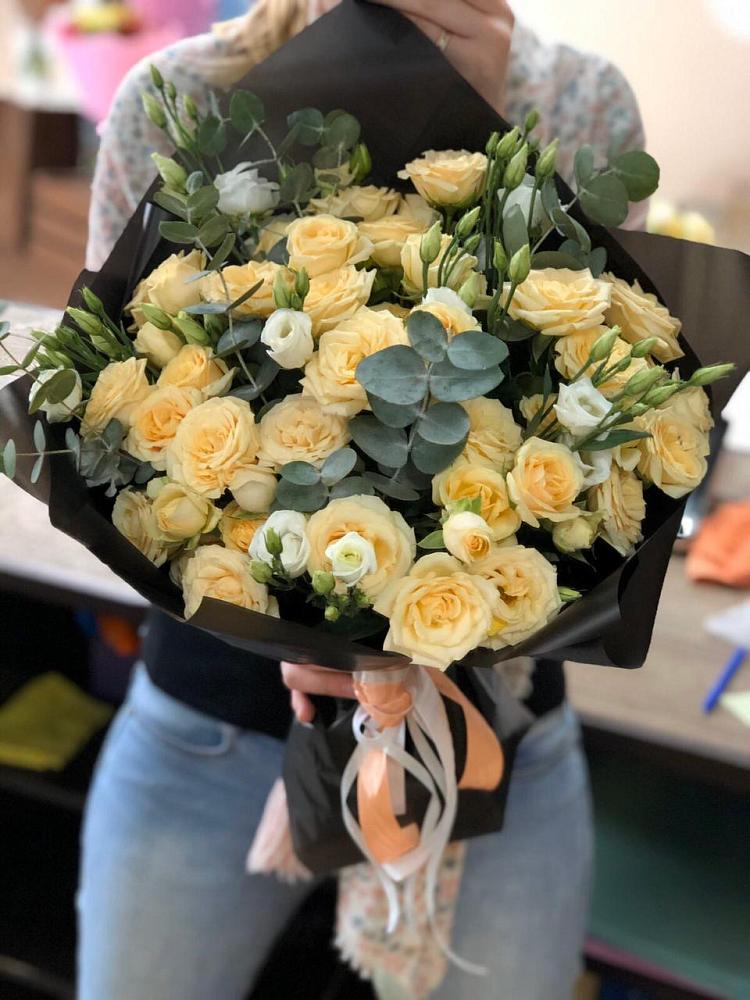 Букет цветов из: Розы и Лизиантусы в Новой Чигле