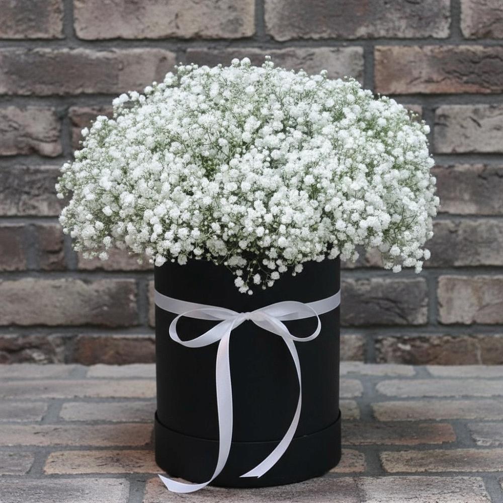 Цветочная композиция из Гипсофила в шляпной коробке в Новой Чигле