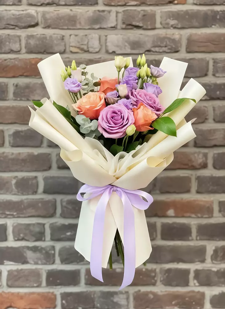 Букет цветов из: Лизиантусы и Розы в Новой Чигле