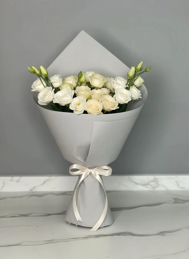 Букет цветов из: Розы и Лизиантусы в Новой Чигле