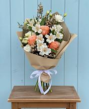 Букет цветов из:  Альстромерии, Лизиантусы, Розы и Хризантемы в Новой Чигле