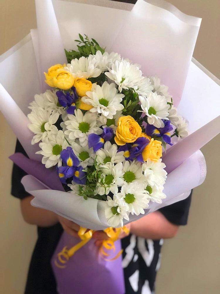 Букет цветов из: Ирисы, Хризантемы и Розы в Новой Чигле