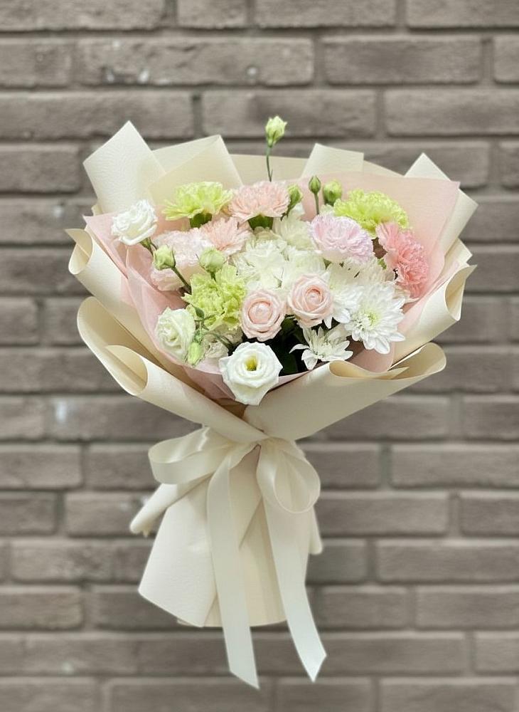 Букет цветов из: Гвоздики, Розы, Лизиантусы и Хризантемы в Новой Чигле