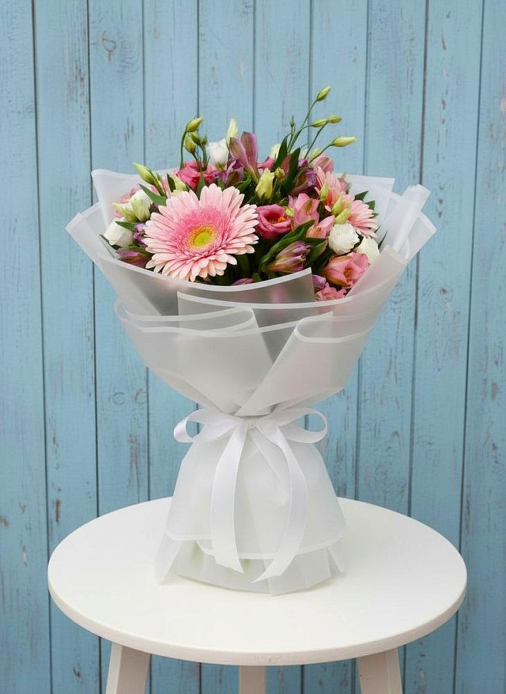 Букет цветов из: Герберы, Альстромерии и Лизиантусы в Новой Чигле