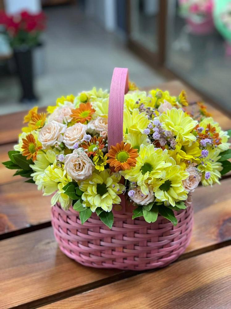 Цветочная композиция из Хризантемы и Розы в корзине в Новой Чигле