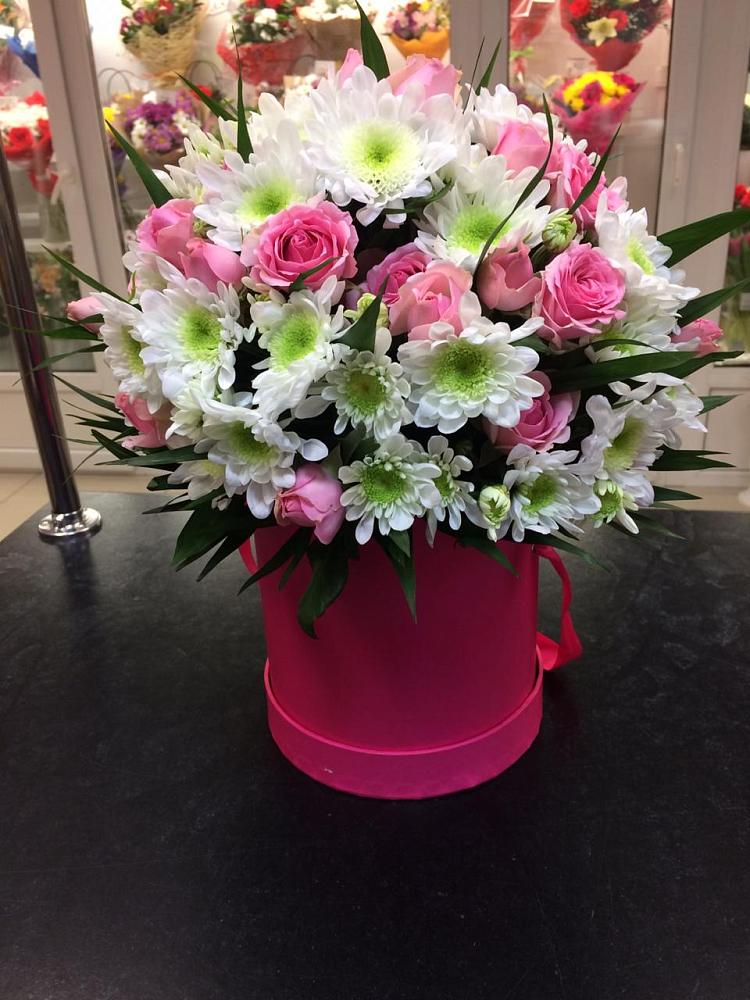 Цветочная композиция из Розы и Хризантемы в шляпной коробке в Новой Чигле