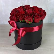 Цветочная композиция из Розы в шляпной коробке в Новой Чигле