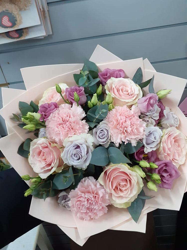 Букет цветов из: Розы, Гвоздики и Лизиантусы в Новой Чигле