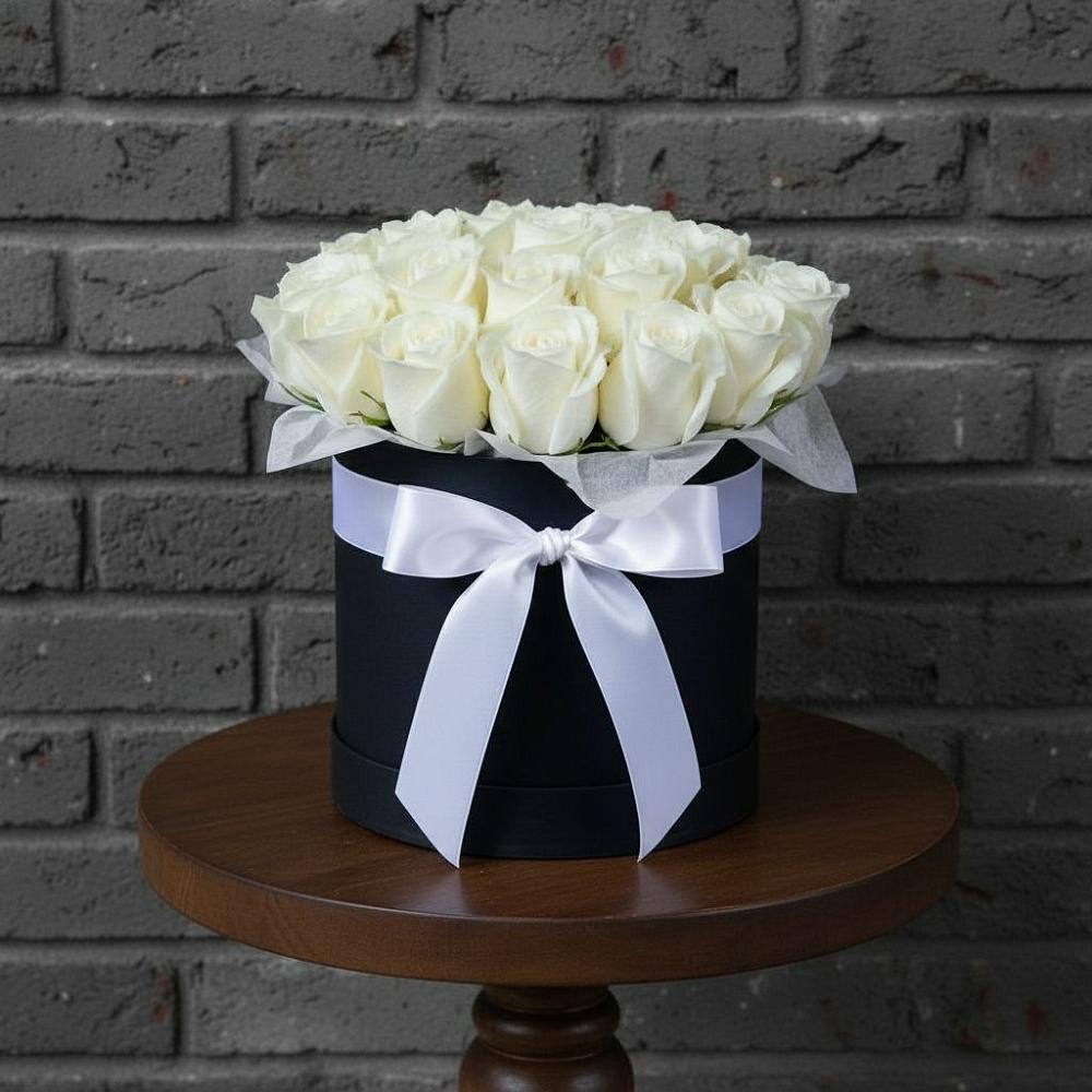 Цветочная композиция из Розы в шляпной коробке в Новой Чигле