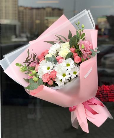 Букет цветов из: Розы, Лизиантусы и Хризантемы в Новой Чигле