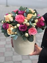 Цветочная композиция из Розы в шляпной коробке в Новой Чигле