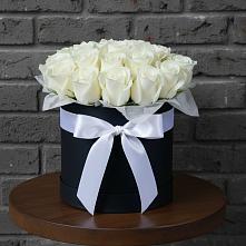 Цветочная композиция из Розы в шляпной коробке в Новой Чигле