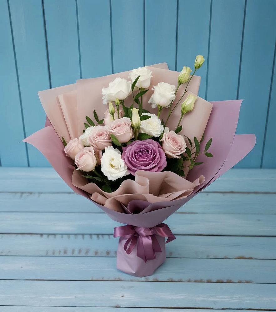 Букет цветов из: Розы и Лизиантусы в Новой Чигле